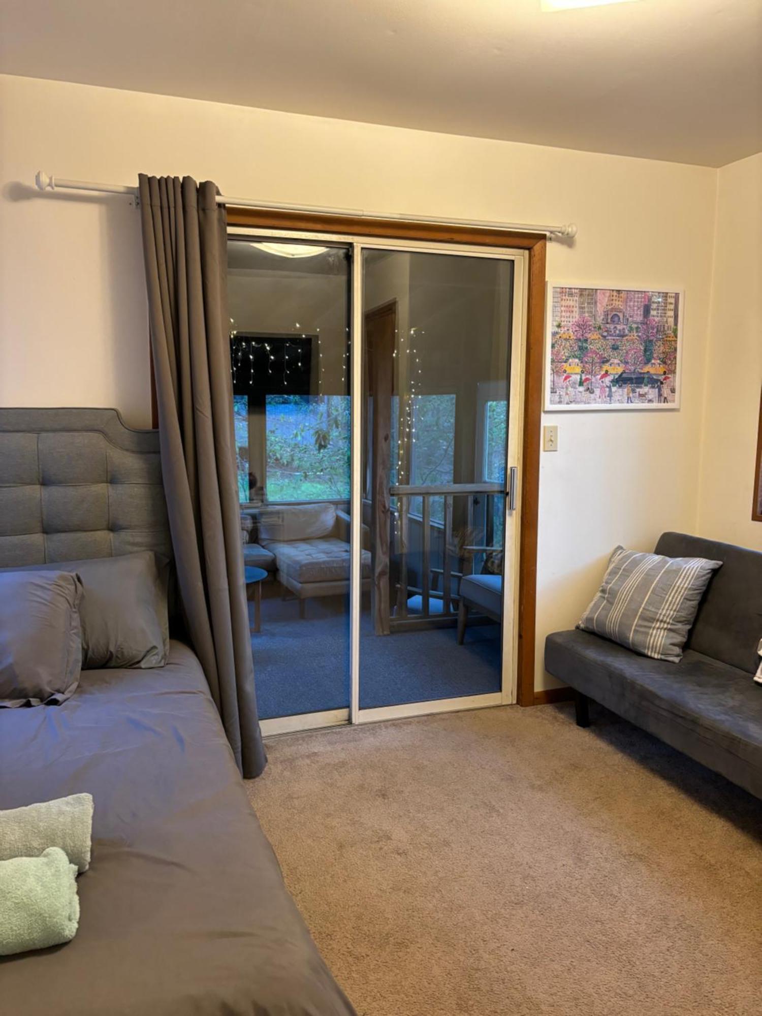 Ambiance - King Bed Cabin, Jetted-tub & Fireplace *