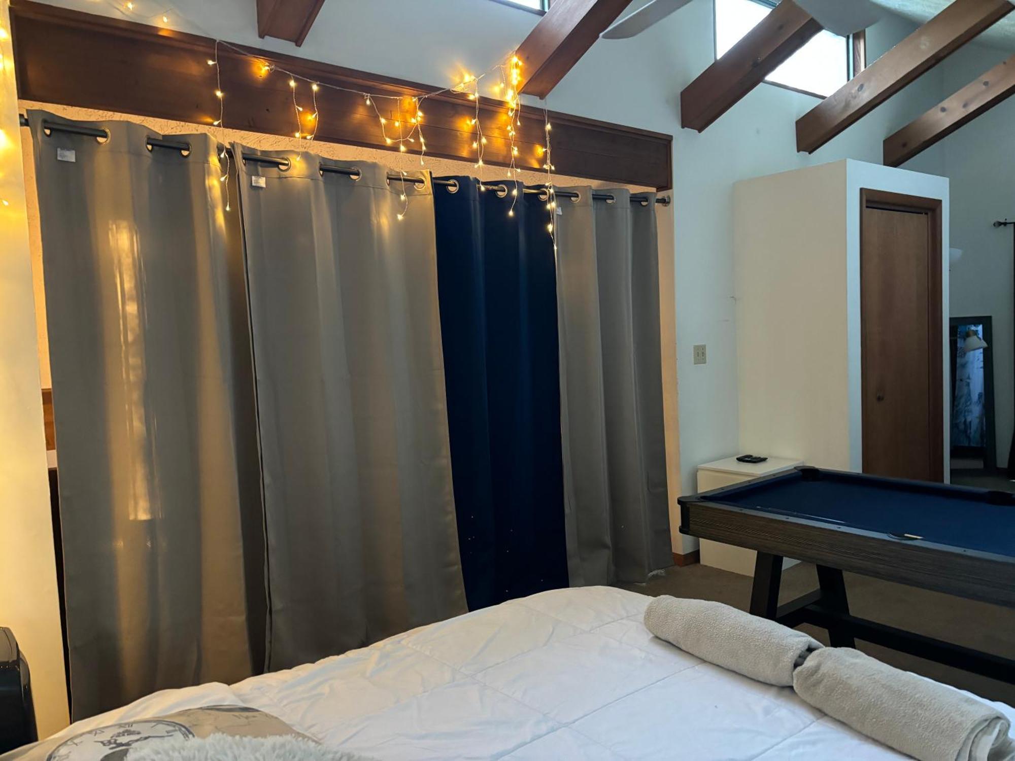 Ambiance - King Bed Cabin, Jetted-tub & Fireplace Tobyhanna