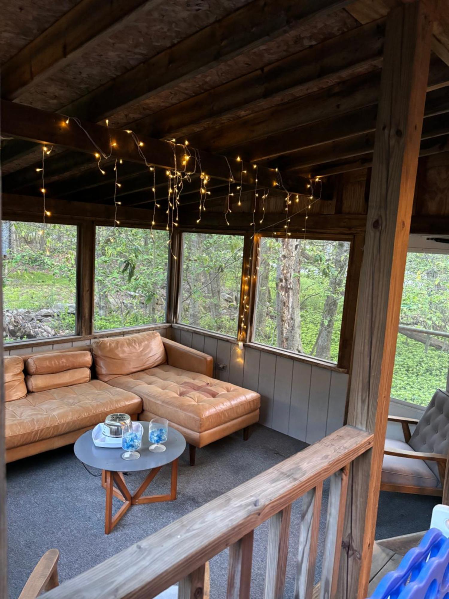 Ambiance - King Bed Cabin, Jetted-tub & Fireplace