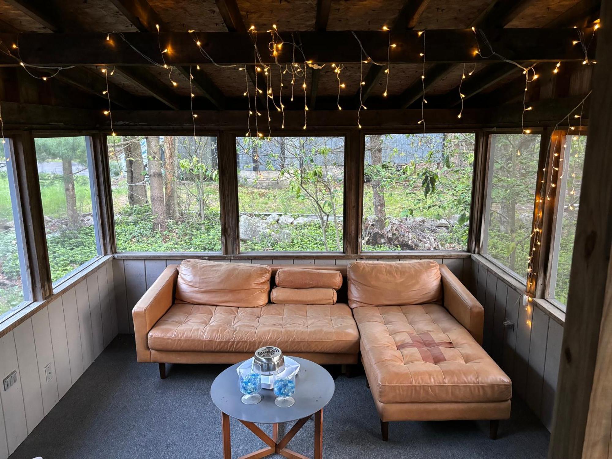 Chalet Ambiance - King Bed Cabin, Jetted-tub & Fireplace