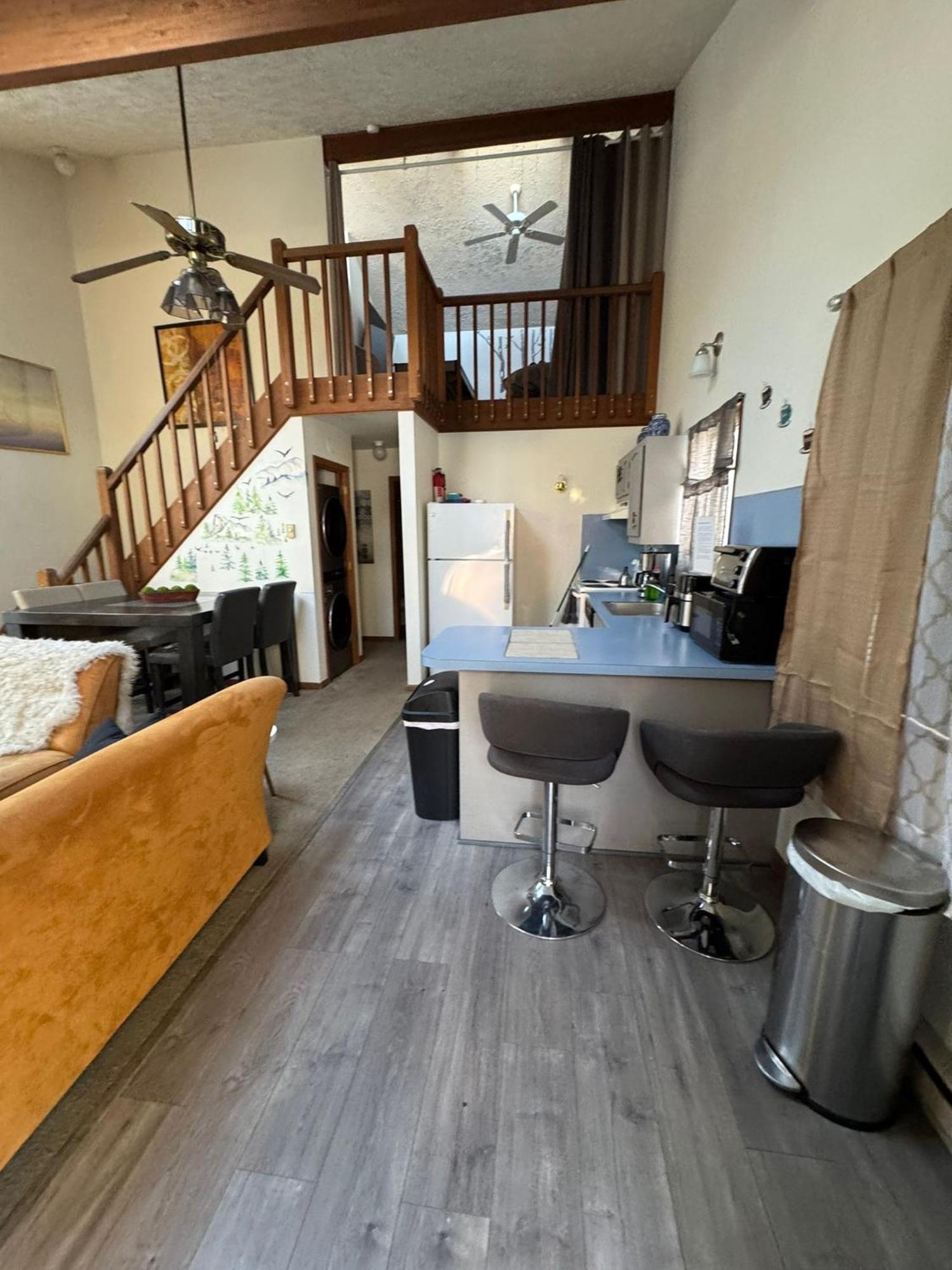 Chalet Ambiance - King Bed Cabin, Jetted-tub & Fireplace *